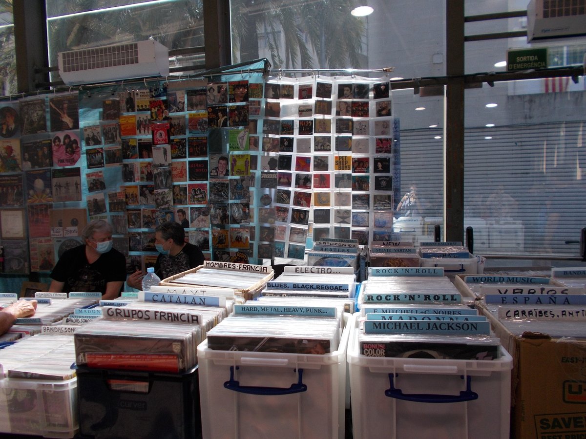 sants3radio's tweet photo. El #FiraDisc retorna les fires a les Cotxeres de Sants després del confinament, i ja porta 28 edicions. Al #SantsMontjuïcAlDia escoltem reportatge amb l'@OlgaNM7, que va poder parlar amb els organitzadors, firaires i el veïnat que va visitar l'auditori.
🎧https://t.co/V0ao7uVYaG https://t.co/3KTcLkLFKm