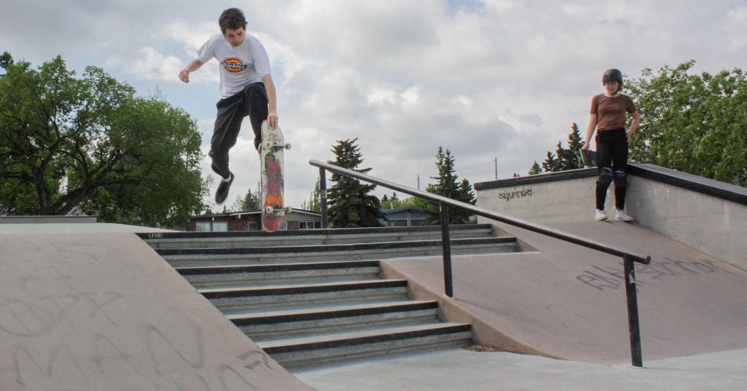 SK825 Calgary tweet media