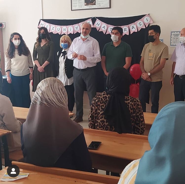 Halk eğitim bünyemizde açılan okuma yazma kursunda ilk mezunlarımızı verdik. Arnavutköyhalk eğitim müdürümüz <a href="/IAfsin2/">isaAFSİN2</a> beye destekleri için, Merve YILDIRIM ve Tuba DÜNDAR hocalarımıza emekleri için teşekkür ederiz. <a href="/tcmeb/">Millî Eğitim Bakanlığı</a> <a href="/ziyaselcuk/">Ziya Selçuk</a> <a href="/istanbulilmem/">İstanbul İl Millî Eğitim Müdürlüğü</a> <a href="/Arnavutkoy_K/">Arnavutköy Kaymakamlığı</a> <a href="/HasipTurhan/">Hasip Turhan</a>