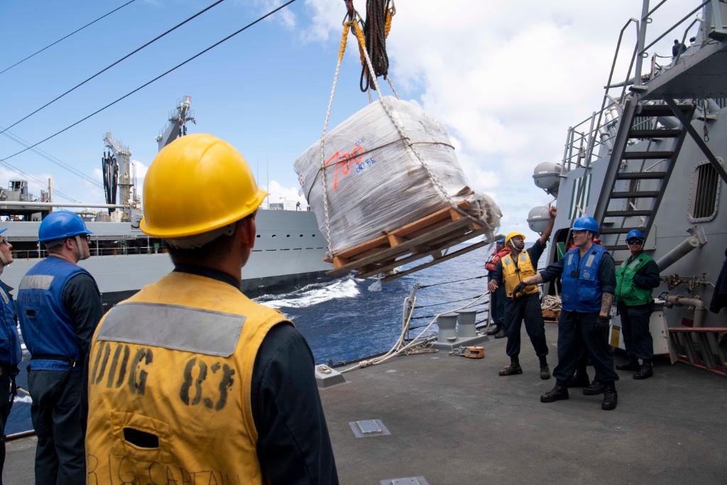 Loading up the goods 📦 ⚓ 

Sailors receive supplies aboard #USSHoward (DDG 83) during a replenishment-at-sea with fleet replenishment oiler #USNSGuadalupe (T-AO 200) in the Pacific Ocean. #NavyReadiness @MSCSealift 

📷 by Mass Communication Specialist 2nd Class Jason Isaacs