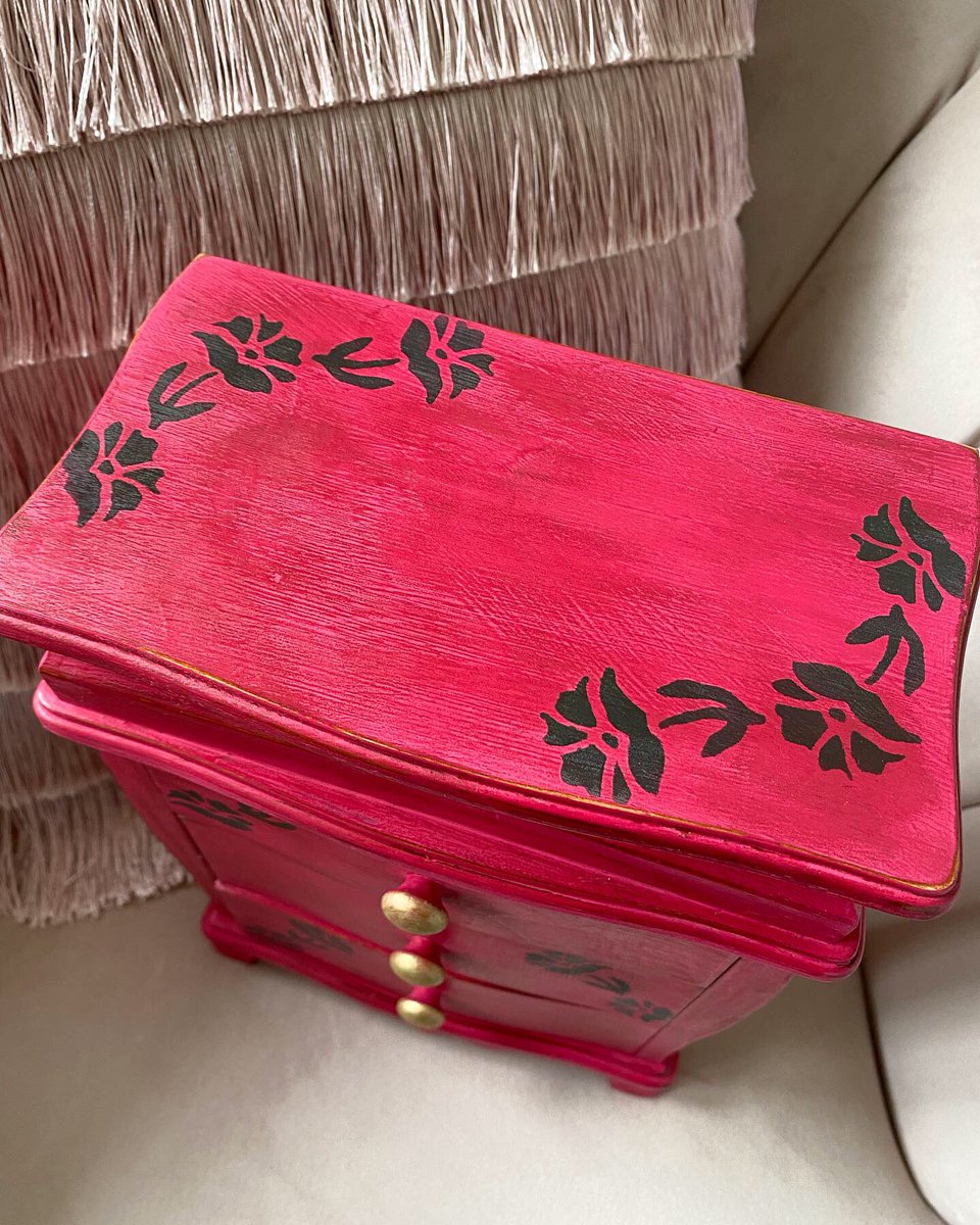 LivvysLoft's tweet photo. First time using @AnnieSloanHome Capri pink! What do you think, hot or not?! 💞🖤 #vintage #shabbychic #etsy #anniesloanchalkpaint https://t.co/RROYGkwiab