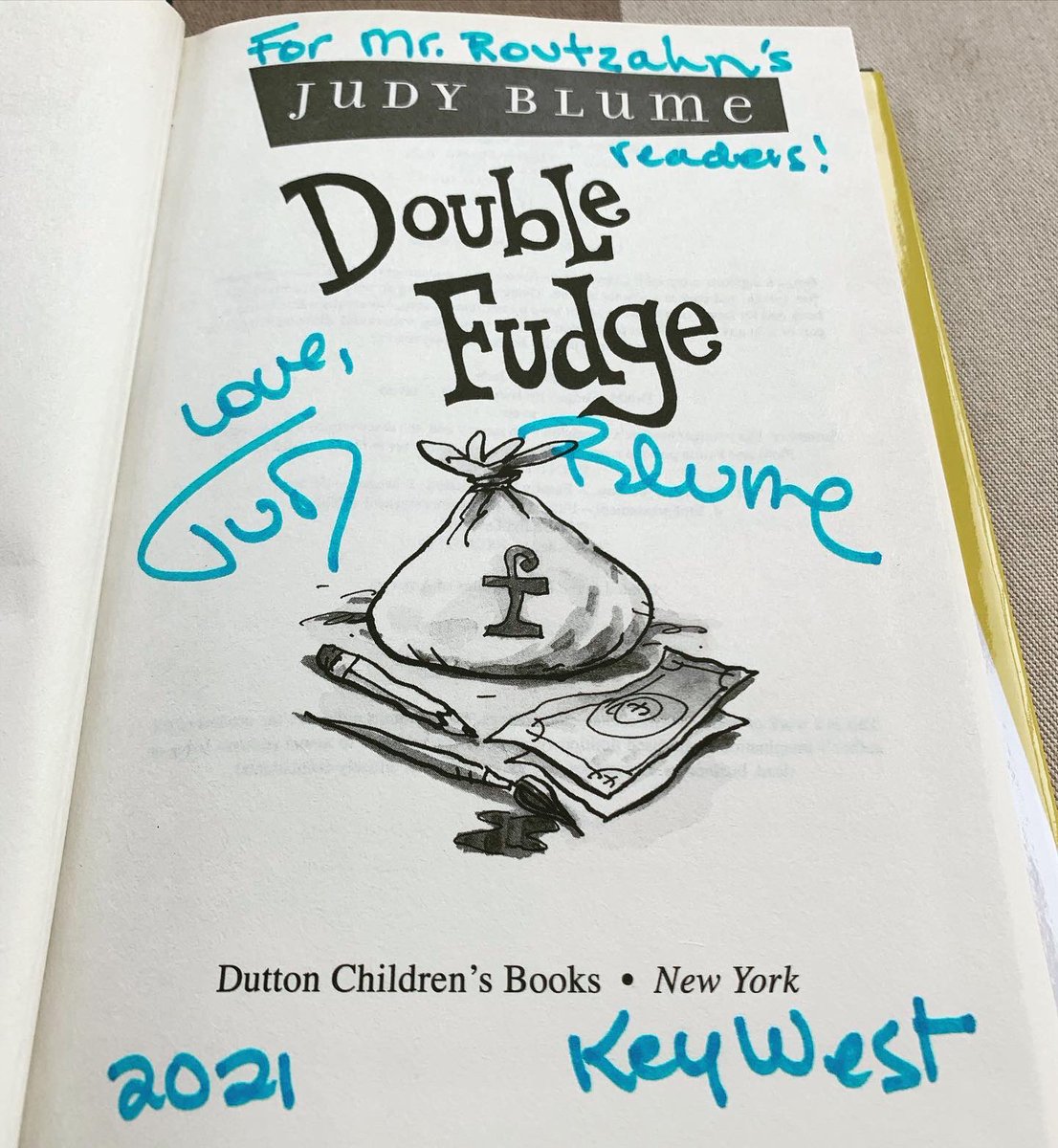 MrRoutzahn5thG's tweet photo. Look who I ran into on vacation in Key West- THE @judyblume ! She is one of my literary sheros. #readersgonnaread #doublefudge #iteachfifthgrade https://t.co/sAu5QPV06k