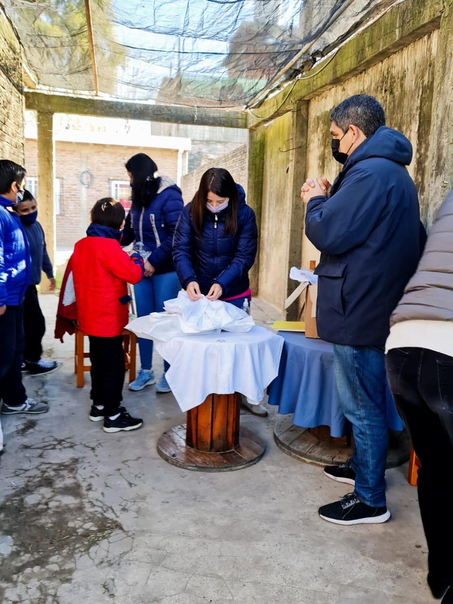 Al fin llegaron las #clasespresenciales2021 !!! Nada más lindo que ver a los chicos empezando las clases, a sus familias acompañándolos y los profes esperándolos en el aula. Desde #FundacionCivis quisimos acompañarlos y compartir con ellos esta felicidad !