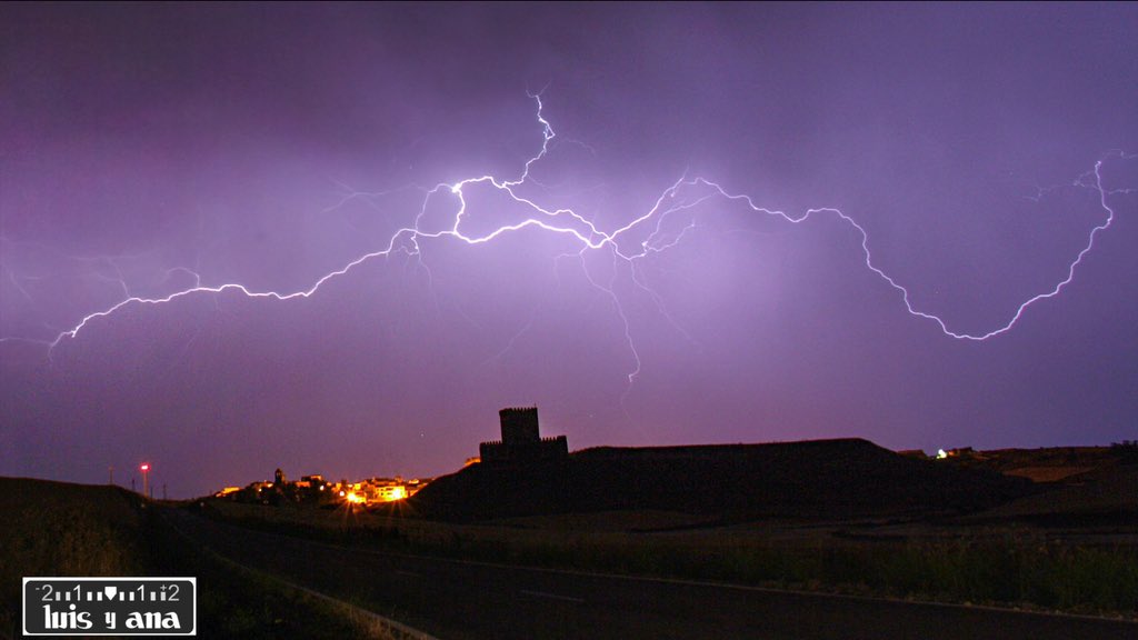 LuisyAnaFoto's tweet image. ¡Noches de tormenta en #Castilla! 🌩⚡️Ese castillo que recorta silueta al resplandor de los relámpagos es el de #Tiedra, Valladolid.
🎦▶️ youtu.be/ObksxxFMvnM

@turvalladolid @CieloTiedra @TiempoCyLTV
