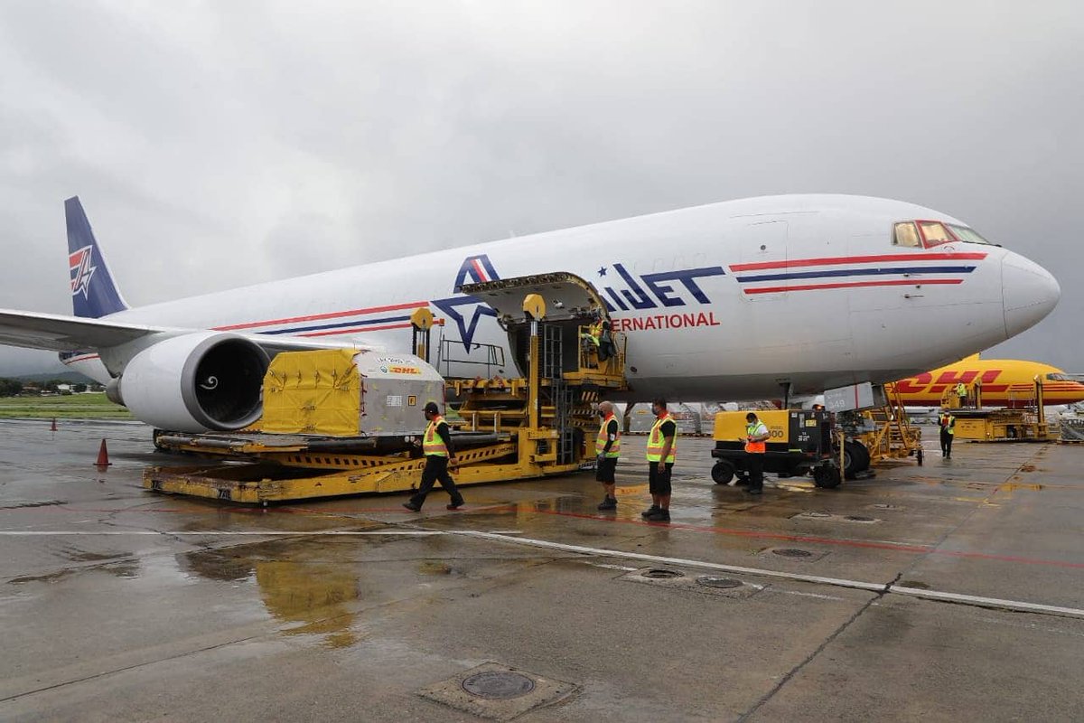 tvnnoticias's tweet photo. El Aeropuerto Internacional de Tocumen recibió 42 mil 120 dosis de la farmacéutica Pfizer, en su décima novena entrega al país. Detalles de @tocumenaero. Más en https://t.co/ecggGCDAf5 #NoticiasTVN #COVID19 https://t.co/0NRDRqgQIT