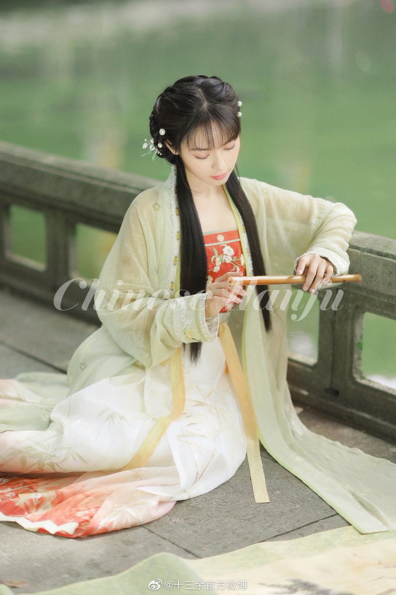 HanfuUk's tweet photo. 𝚂𝚘𝚗𝚐 𝚂𝚝𝚢𝚕𝚎 𝙷𝚊𝚗𝚏𝚞(宋)
by 十三余
———
#漢服 #宋制 #汉服 #SongStyle #Hanfu https://t.co/c2wkUGPrLk
