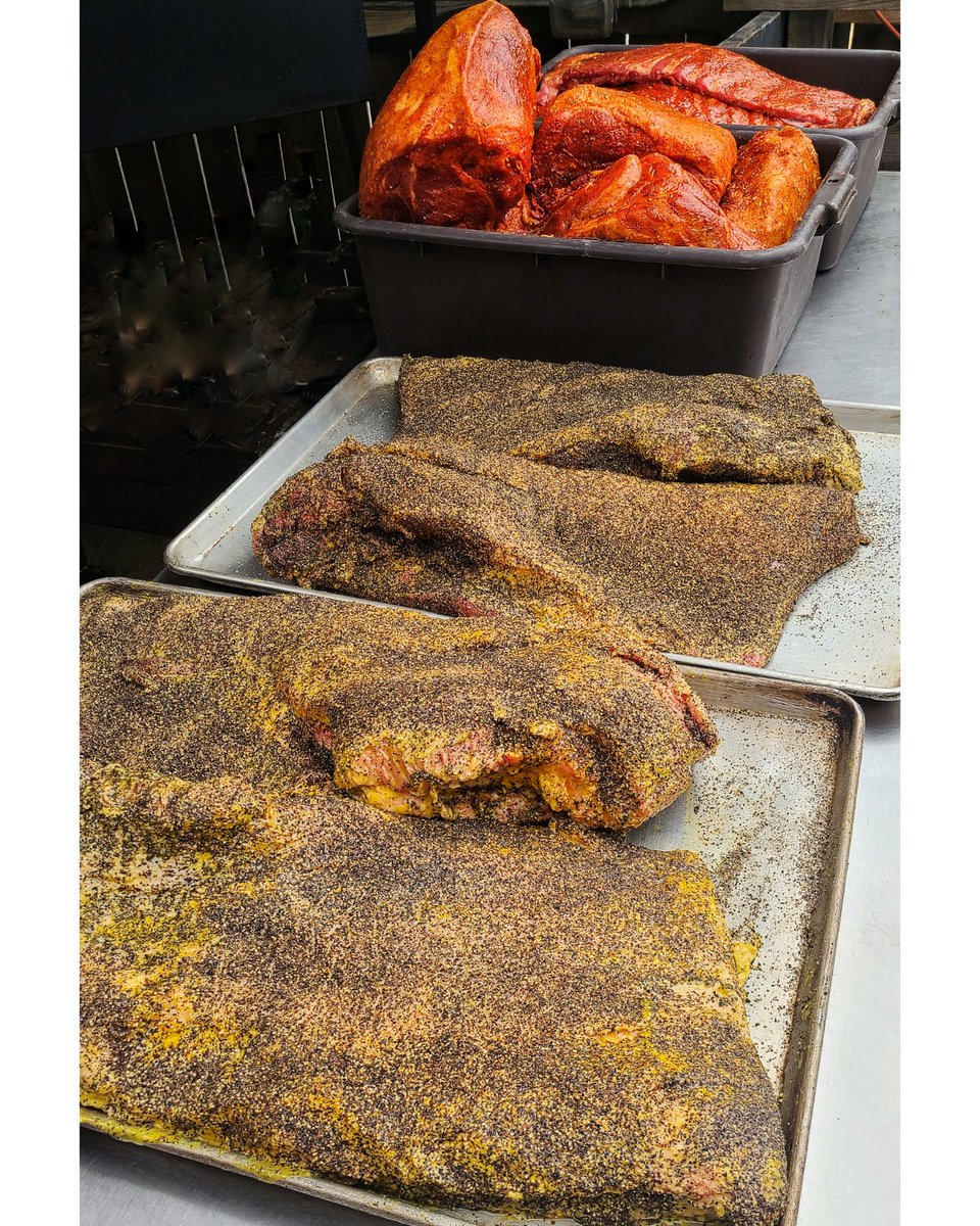 All of our meats are seasoned with special house blend of sauces and spices before going low and slow in our on-site smoker 😍 🍗🥩

#rvabbq #richmondrestaurant #RVA #southernfood #localeats #BBQ #brisket #smokedbrisket