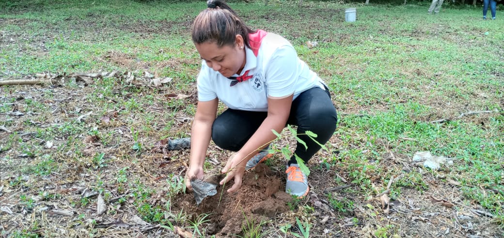 hunter_rashell's tweet photo. #NicaraguaUnPuebloQueVence 
Saludamos a nuestro líder guerrillero Cmdt. Che Guevara en un año más de su natalicio fortaleciendo nuestra madre tierra con una jornada de reforestación en Finca Los Gavilanes en la comunidad de Sconfran de los Campos azules. https://t.co/1FmDqQyU2n