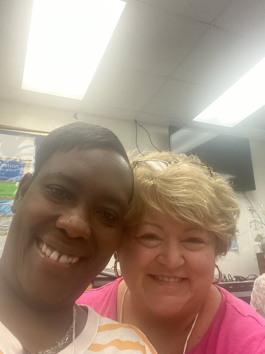 Making news friends and learning at the Rural Connect. This Lori Swafford from Lafayette Elementary and she loves flamingoes. #RURALCONNECTPL
