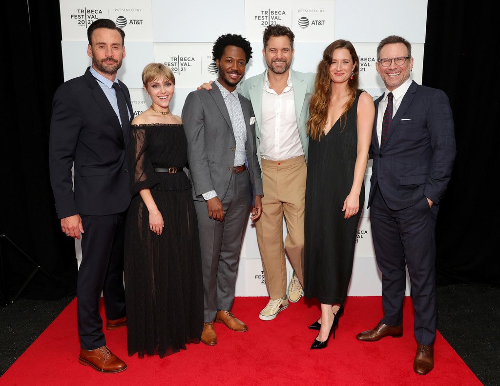 GraceJGummerFan's tweet photo. Grace Gummer alongside the cast and crew | Attending the premiere of ‘Dr Death’ at the 2021 TriBeCa Film Festival 

📷 GettyImages 

#GraceGummer #JoshuaJackson #ChristianSlater #MiniReunion #MrRobot #AnnaSophiaRobb https://t.co/4j0pfKUQhy