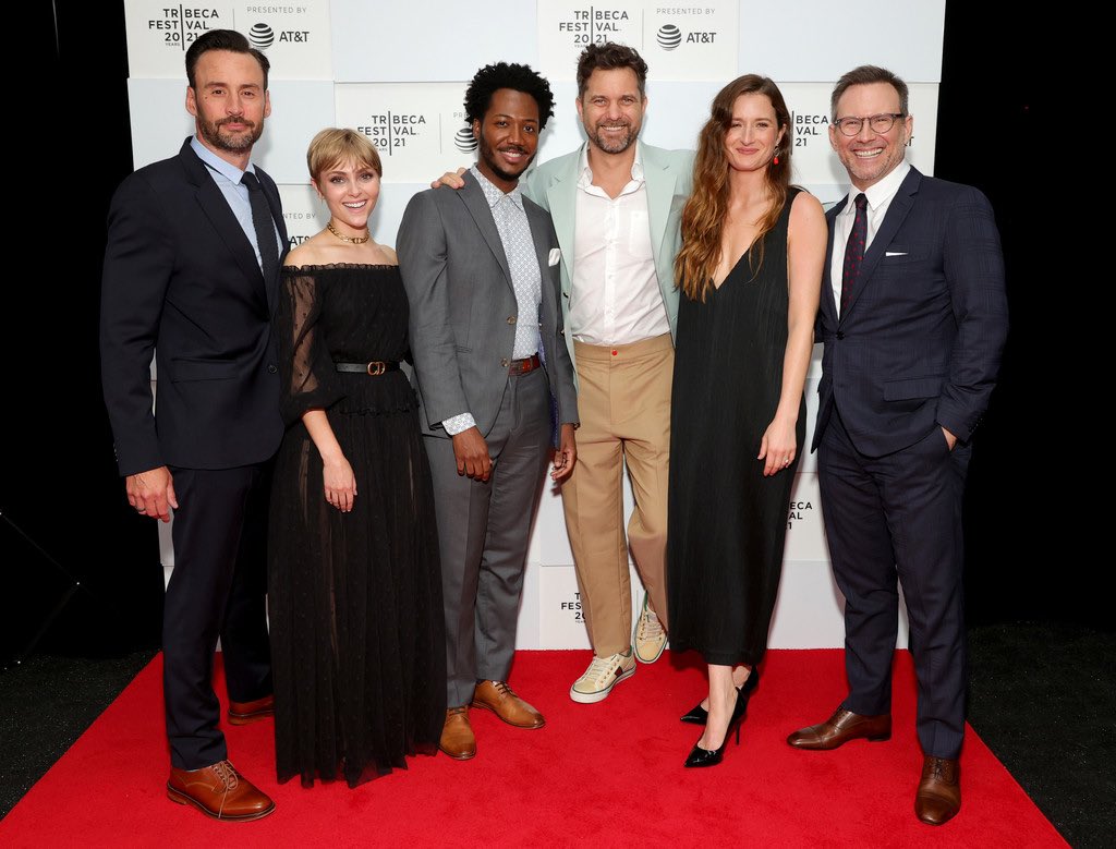 GraceJGummerFan's tweet photo. Grace Gummer alongside the cast and crew | Attending the premiere of ‘Dr Death’ at the 2021 TriBeCa Film Festival 

📷 GettyImages 

#GraceGummer #JoshuaJackson #ChristianSlater #MiniReunion #MrRobot #AnnaSophiaRobb https://t.co/4j0pfKUQhy