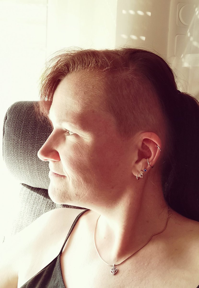 shepherds_99's tweet image. Nach einem halben Jahr wachsen lassen, habe ich ihn heute wieder komplett. #sidecut

Mir ging das Schwänzchen an der Seite zu sehr auf den Senkel.
Mit Klammer wegstecken oder mit Haarspray. Kam Wind, hing es vorm Ohr. 🙄

Jetzt ist er wieder pflegeleicht. 😍