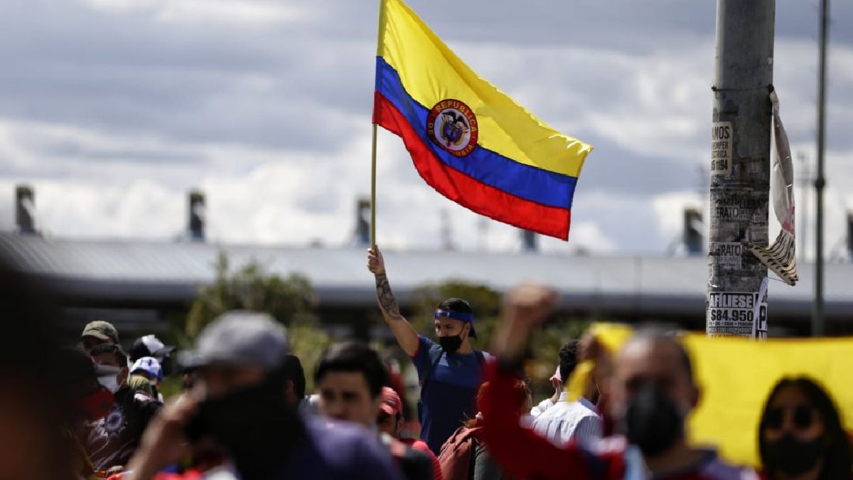 RevistaAccionP's tweet photo. #Colombia 🇨🇴| Comité Nacional del Paro anuncia cese temporal de moilizaciones, aclarando que no significa una interrupción definitiva pues, a su juicio, las causas que las generaron, aún no se han resuelto.
#ProtestasColombia #Actualidad #RevistaAP
📷: NTN24 https://t.co/7aJ3Z0BxkQ