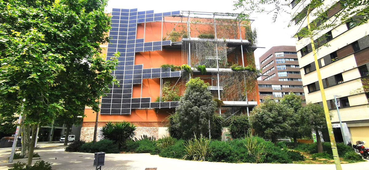 🤔¿Conoces las fachadas híbridas?
Son fachadas verdes combinadas con paneles solares.
Este innovador sistema utiliza la evapotranspiración de las plantas para enfriar los módulos solares fotovoltaicos que lo componen.
.
📷 Edificio en carrer dels Almogàvers, 197, Barcelona
