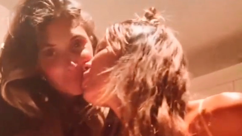 ElDoce's tweet photo. El beso de Karina Jelinek a Florencia Parise, su “compañera de vida” y ¿quien la ayudaría a ser madre? >> https://t.co/3XuA47GQq1 https://t.co/oAZ64EGfAY