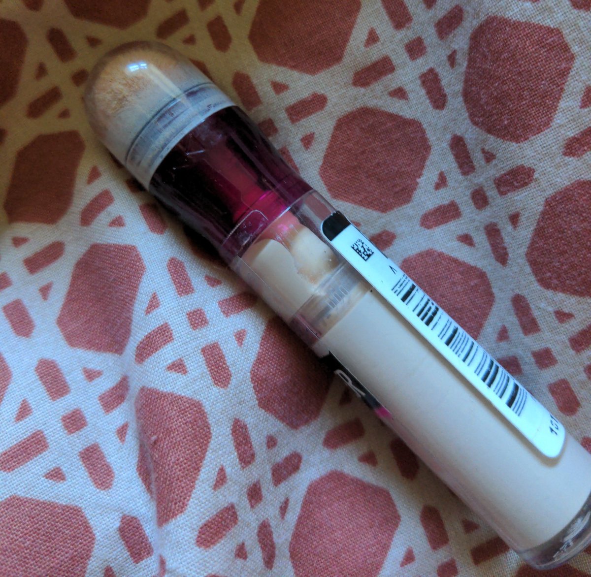 jillyhowe's tweet photo. @maybellineNYUK hi, I bought two of the Maybelline eraser concealers recently and they have both stopped working! When I twist the top the concealer pushes through the seal and not out the sponge at the top? https://t.co/sWgGW7u6Sj