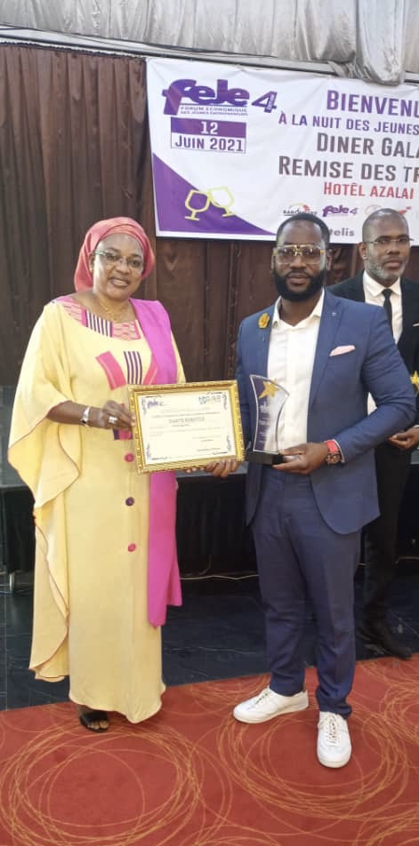 RoboticsDiakite's tweet image. Notre CEO, Monsieur Diakité, au dîner gala de La Nuit des Patrons ! 
Merci encore à l&apos;Organisation des Jeunes Patrons du Mali pour le trophée 🏆! L&apos;équipe Diakite Robotics est honorée ! 
#DiakiteRobotics #OJEP