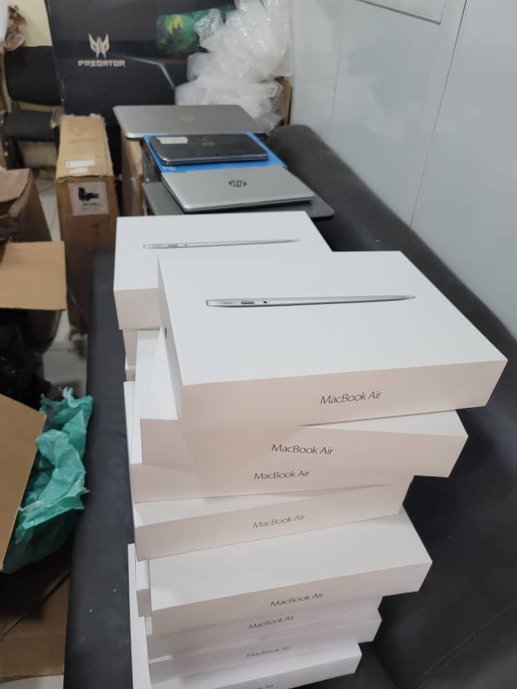 DaboEverytn's tweet photo. MacBook Air 
2015
Brand new
Corei5 
8gb ram

Cost: 320,000 https://t.co/4jzjTYePXK