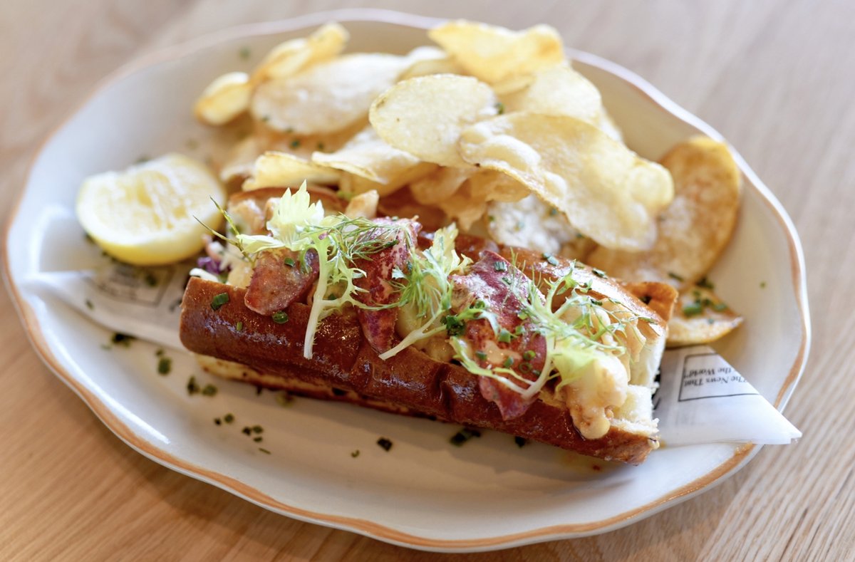 kimberlyparkPR's tweet photo. Happy #NationalLobsterDay! Head to the San Leon Bay and take a crack at Pier 6 Seafood &amp; Oyster House’s Lobster Roll. It’s loaded with cold lobster tossed in ravigote sauce inside a brioche roll, and of course served with house-made Old Bay potato chips 🦞 https://t.co/S2POaNPc4U