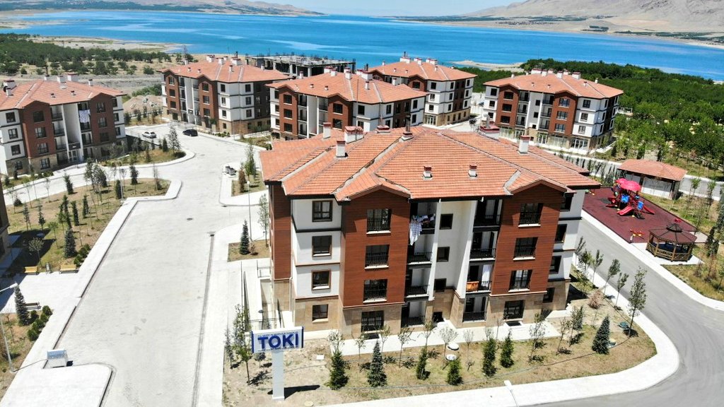 Malatya'da depremzedeler için Karakaya Barajı çevresine inşa edilen 134 daireli Mahmut Dursun Toplu Konutları
#DevYatirimlar