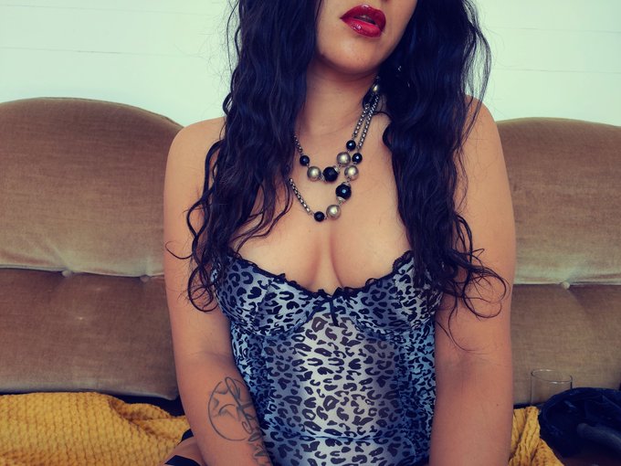 Bonsoir. Qui veut &ecirc;tre &agrave; mes pieds ?? 👣🖤 Merci &agrave; T🖤 d'avoir refait mon stock de bas 🥰. https://t.co/<a href="/tag/joi"class="tags"><span>#joi</span></a>