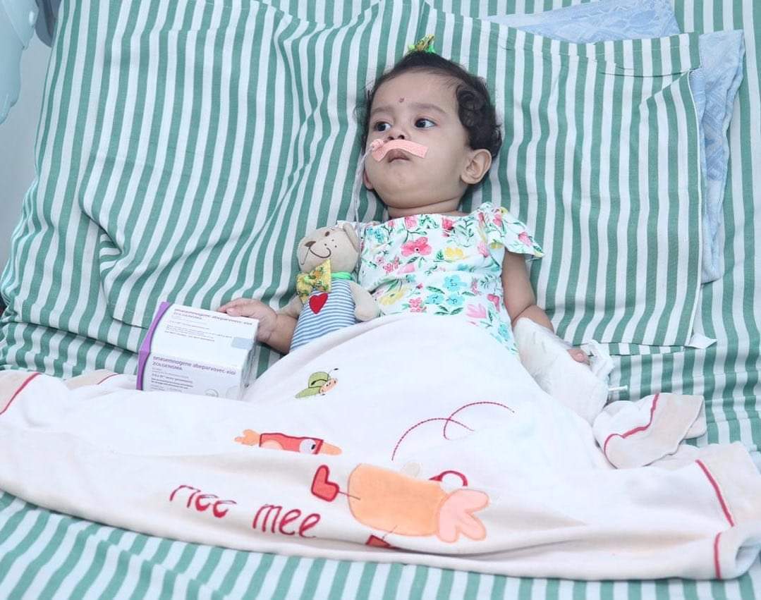 वेदिकाला इंजेक्शन दिले अन् कष्टाचं चिज झालं!
आपल्या भोसरी येथील सौरभ शिंदे यांची ११ महिन्यांची चिमुकली वेदिका शिंदे.
तिला 'स्पायनल मस्क्युलर अॅट्रॉफी टाईप १' हा दुर्मिळ आजार झाला. त्यानंतर या आजारावरील 'झोलगेन्स्मा' या १६ कोटींच्या इंजेक्शनसाठी निधी उभारण्यासाठी संघर्ष सुरू झाला.
