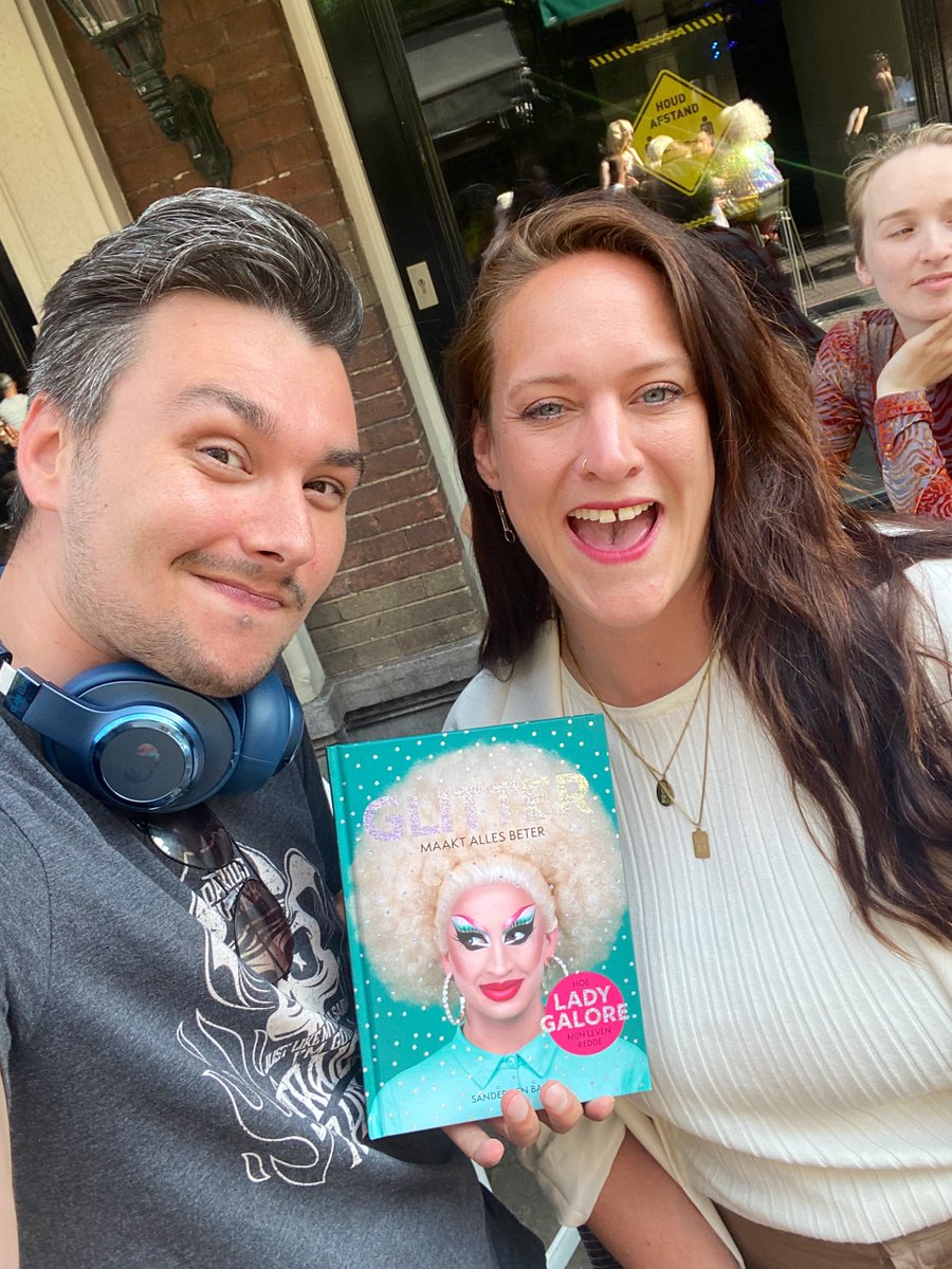 De heerlijke @Lady_Galore en <a href="/Suuz_/">Suzanne Baumfalk</a> hebben een boek gemaakt: Glitter maakt alles beter. 

Over de kracht van onze community, de kracht van drag en meer. Ik houd van deze kweens en dus zeg ik: aanrader. Kopen doe je via scheltema.nl/boek/?authorti…
