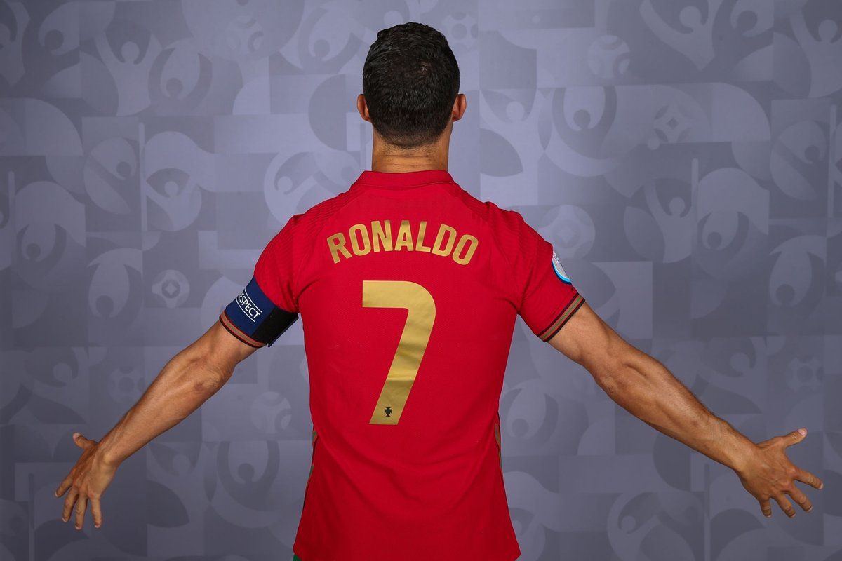 InvictosSomos's tweet photo. CR7 ha marcado con #POR en:

✓ Euro 2004.
✓ Mundial 2006. 
✓ Euro 2008.
✓ Mundial 2010.
✓ Euro 2012.
✓ Mundial 2014.
✓ Euro 2016.
✓ Mundial 2018.
✓ Euro 2020.

Aparición goleadora en todas las grandes competencias que ha disputado a nivel internacional.

SALVAJADA. https://t.co/hmencKXMMC