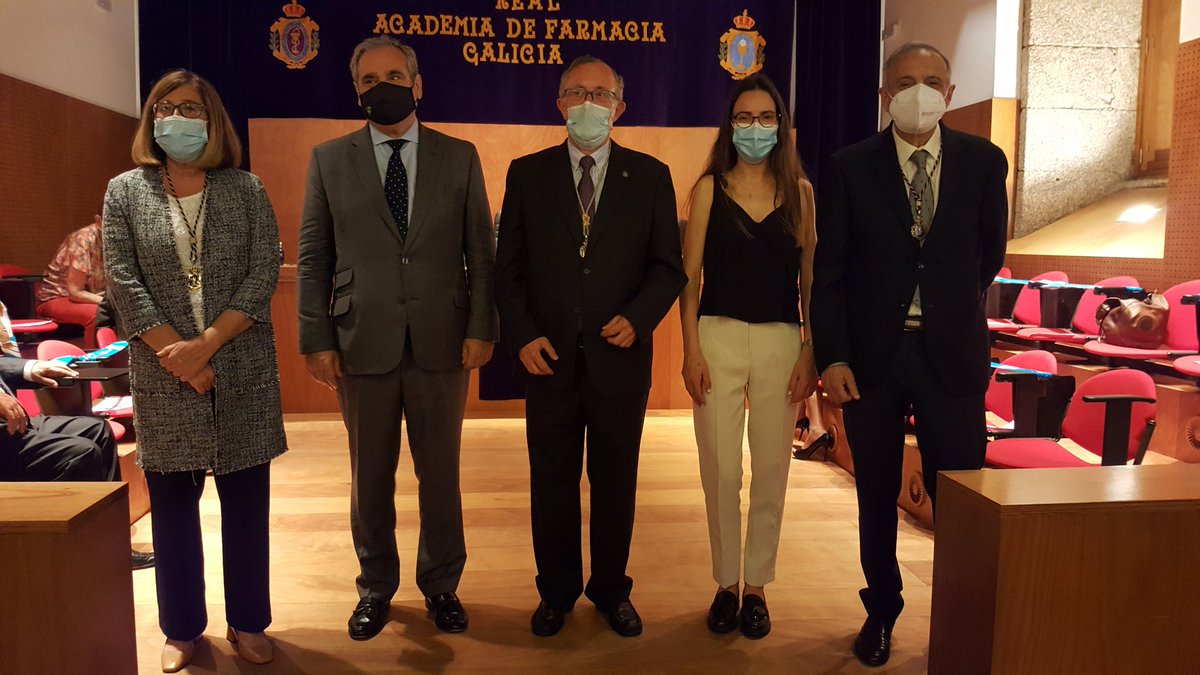 RealAcadFarmGal's tweet photo. Hoy, ya presencialmente, se han entregado los premios al mejor expediente de grado @Farmacia_USC y I Premio Feijoo al CGCOF @Farmaceuticos_  👏👏👏
@COFCoruna @COFLugo @cofpontevedra https://t.co/ipc0GQeNX2