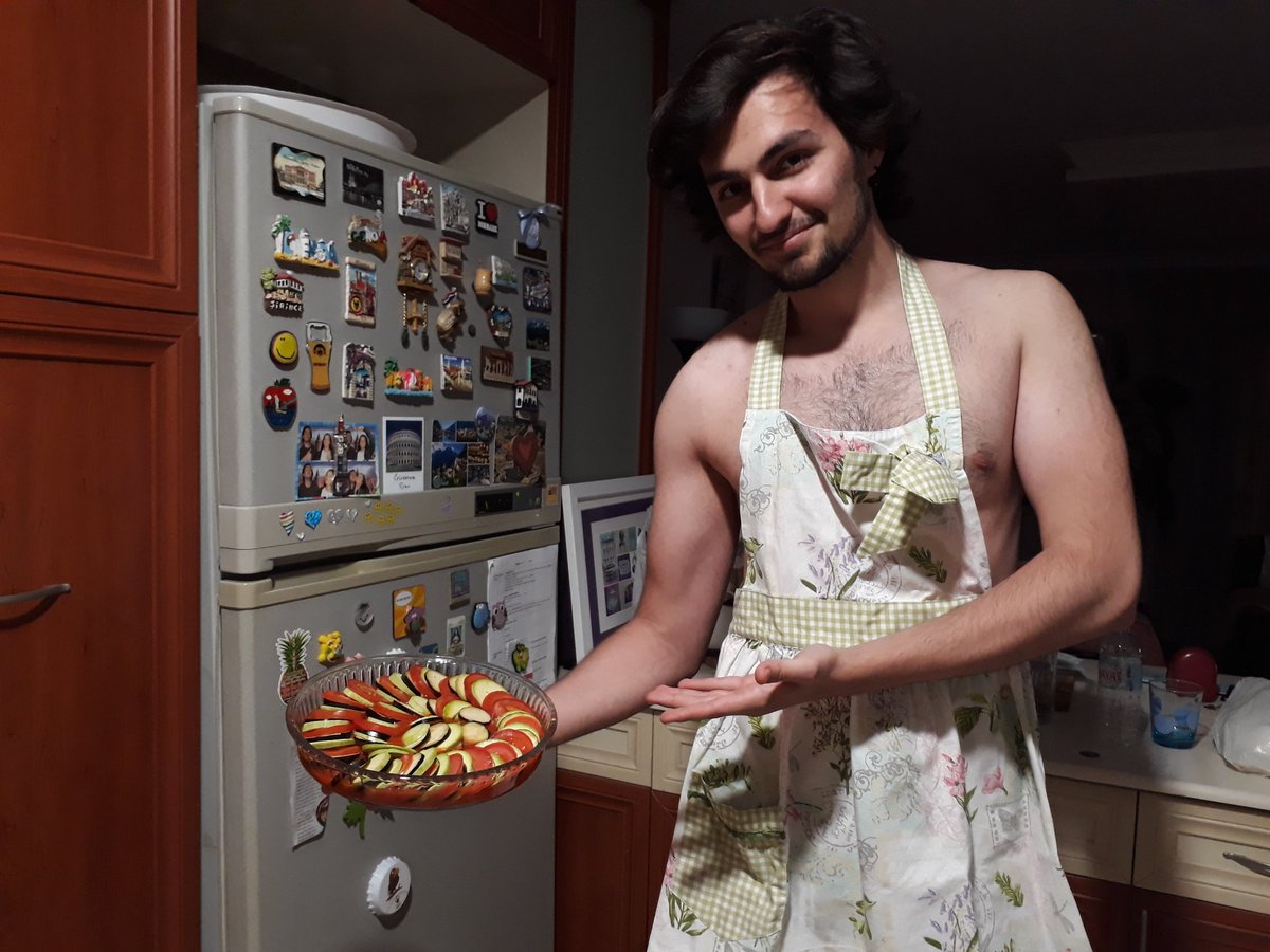 Kevin37057919's tweet photo. Yavru çocuğum geçen hafta babaanne tarifiyle ratatouille yaptı ama tivit atmayı unutmuşum şimdi atıyorum. #ratatouille #masterkev #biberiye https://t.co/tKukPRdpVA