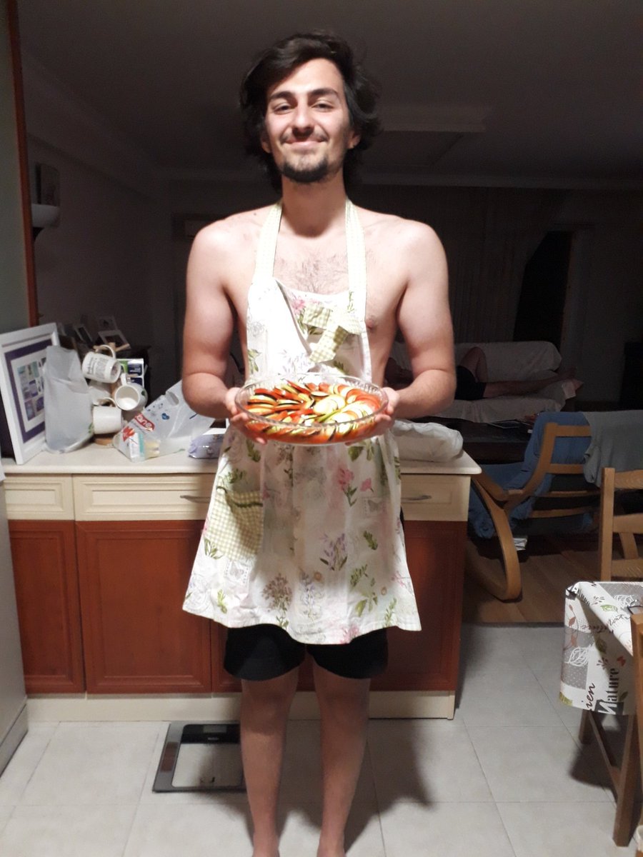 Kevin37057919's tweet photo. Yavru çocuğum geçen hafta babaanne tarifiyle ratatouille yaptı ama tivit atmayı unutmuşum şimdi atıyorum. #ratatouille #masterkev #biberiye https://t.co/tKukPRdpVA