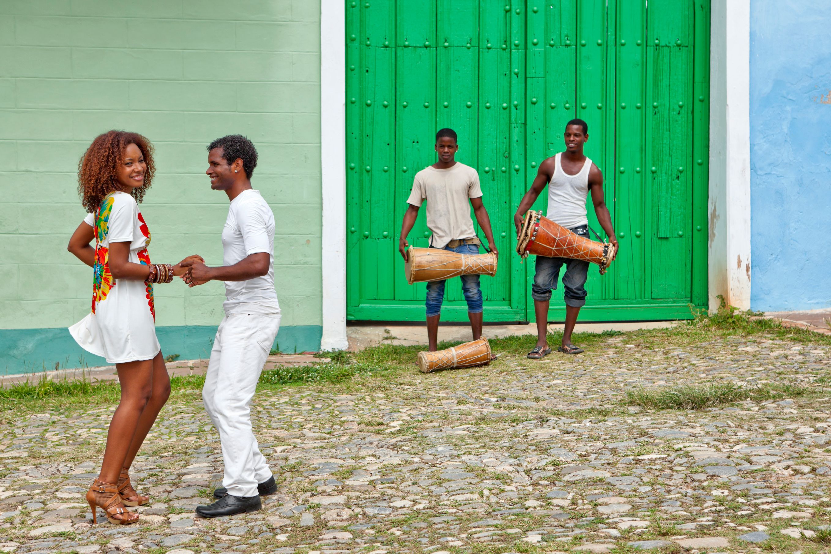 Население кубы 2024 год. Сальса танец Куба. Кубинские танцы сальса. Гавана сальса. Сальса на Кубе.