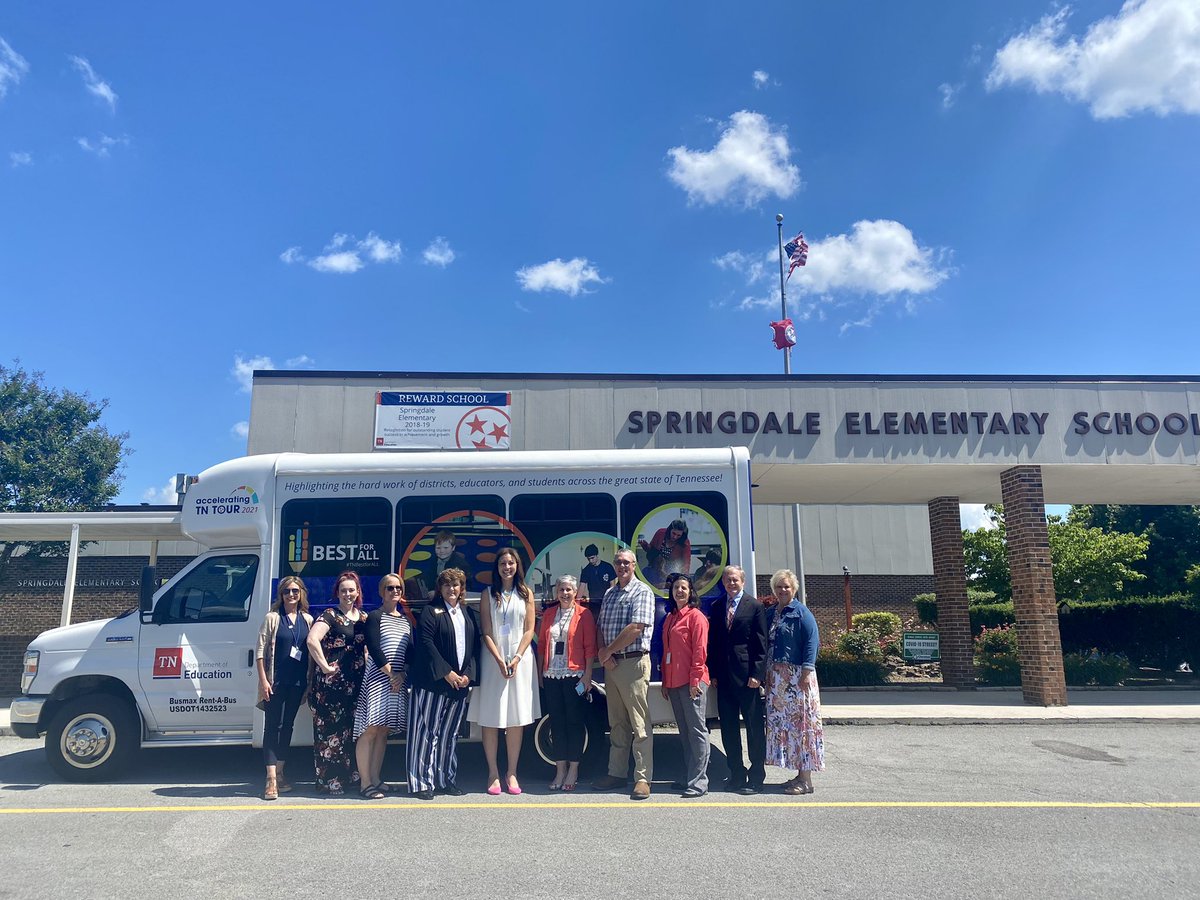 SchwinnTeach's tweet photo. Stop #8 - @CCSDTN! The district is making sure students are fed this summer, sending breakfast and lunch home with families each week. We also saw small class sizes focused on the content that students needed most. #AcceleratingTN2021 https://t.co/1NDbKURbww