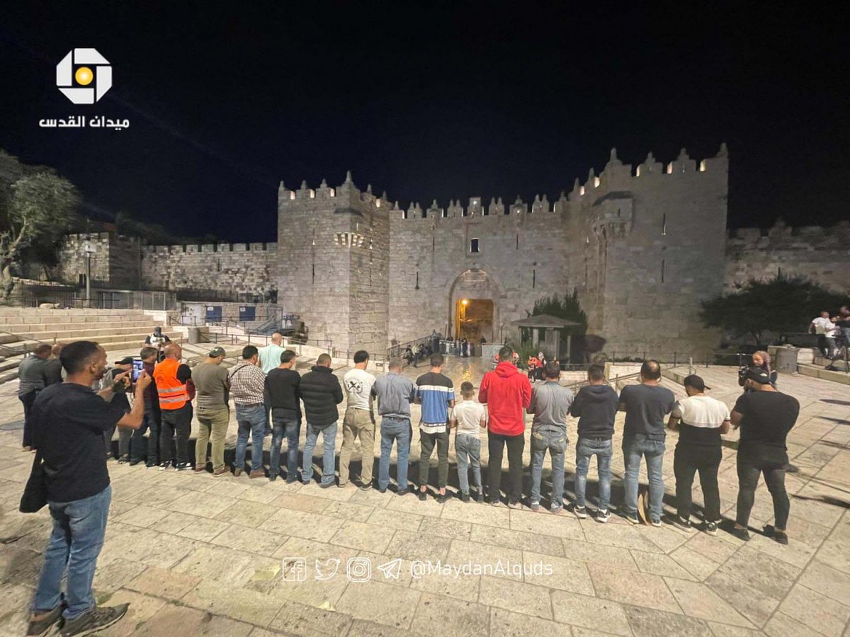 MuhammadSmiry's tweet photo. Palestinians pray at Al-Aqsa gate tonight https://t.co/FG6xqDXPlV