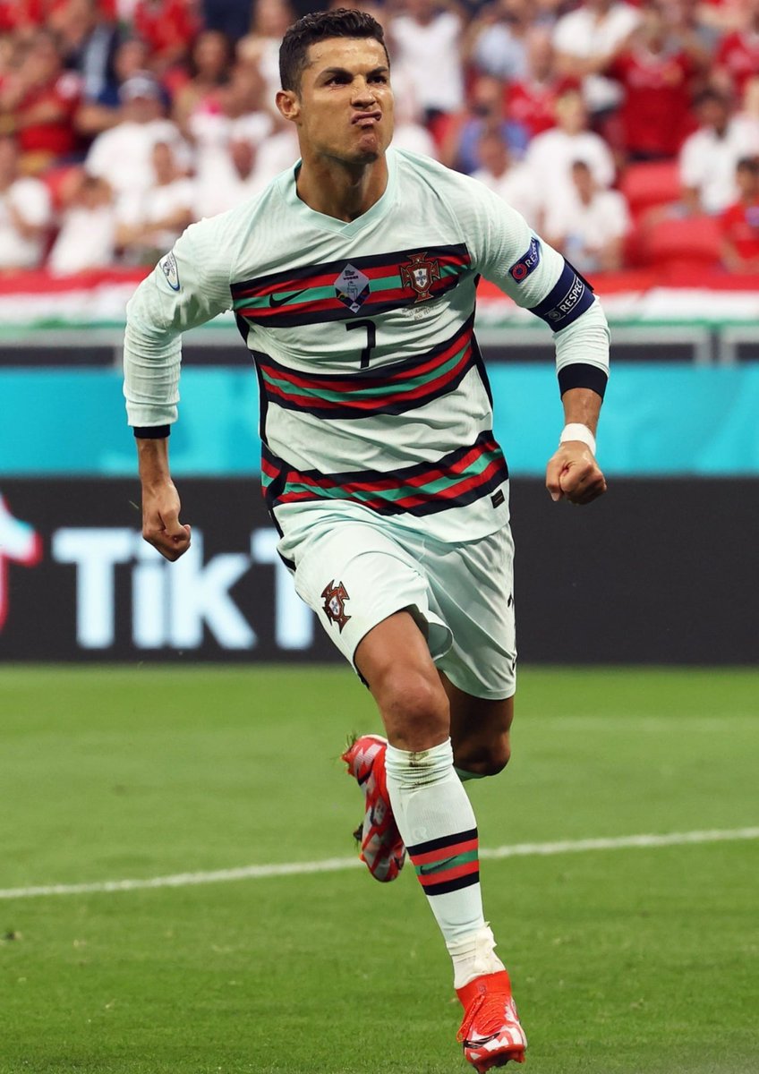InvictosSomos's tweet photo. ➤ Máximo goleador del fútbol mundial (780)
➤ Máximo goleador histórico (450) del Real Madrid.
➤ Máximo goleador histórico (106) de Portugal.
➤ Máximo goleador histórico (11) de Eurocopas.
➤ Máximo goleador histórico (134) de Champions.

DE PIE ANTE CRISTIANO RONALDO. https://t.co/WShqUnOvQz