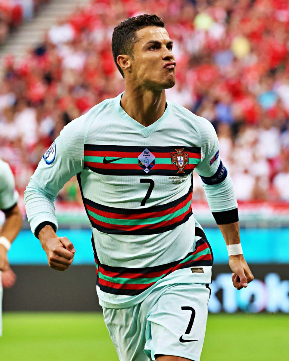 Melhor marcador em fases finais de Europeus (11 golos).

Primeiro jogador a marcar em 5 Europeus.

A três golos do recorde mundial de golos por seleções.

Cristiano Ronaldo. 🐐