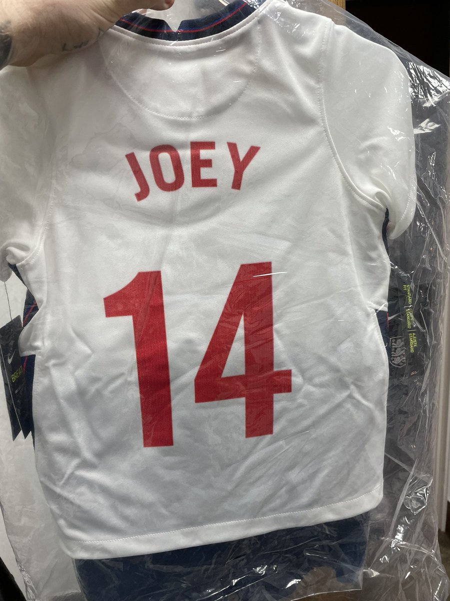 _dannyjones's tweet photo. @SportsDirect_CS can you explain why when buying shirts for my niece and nephew in store you get official England numbers and letters and when you do it online you get an embarrassing fake looking version? Made my sons kit look like something from a market https://t.co/CguEN8ZpUE