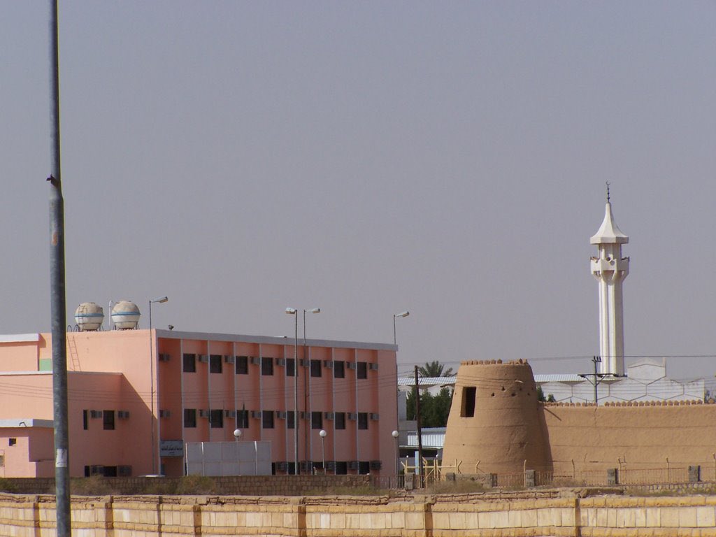 نزل بها غريباً وعمره ٢٧ سنة
ووُدِع بالدموع وهو في الـ ٤١ 

١٤ عاماً كانت كفيلة
بأن تتعلق قلوب أبناء البلدة
بشيخهم وحبيبهم 
ويبادلهم وداً وتقديراً ... حتى وفاته
رحمه الله

١٤ ربيعاً
كانت مداداً لنهضة تعليمية كبرى
عانقها الآباء وسار عليها الأبناء

#الدلم و #ابن_باز .. قصة حب ووفاء