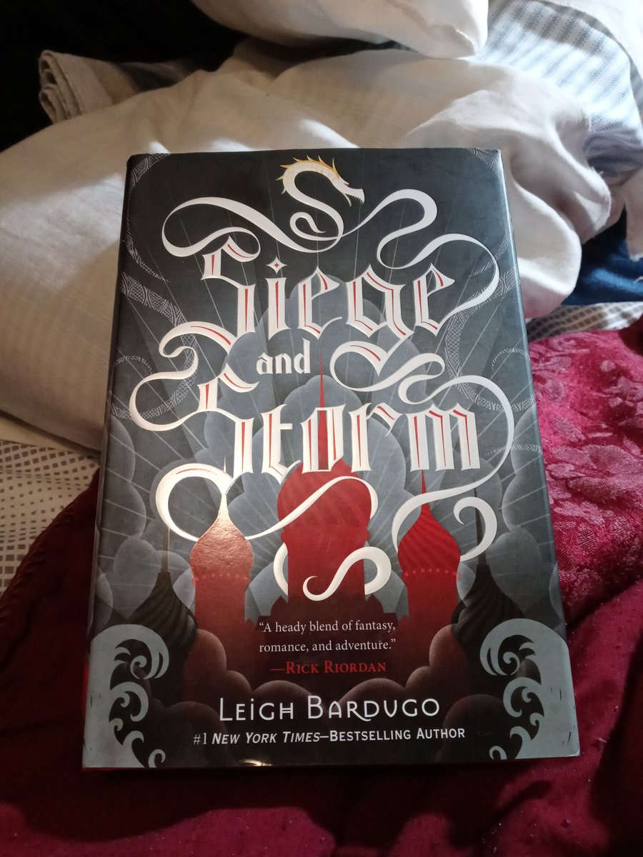 AYearAThon's tweet photo. Hows everyone's reading going this week? I finished my reread of Shadow and Bone But instead Of doing another reread I continued in with the the series π
#YOLO #AYEARATHON -K https://t.co/gUXKgGVeI2