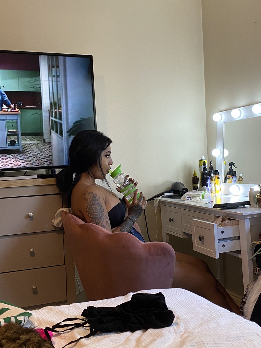desidestroyer's tweet photo. 🚨 Goddess getting ready to get piped by this gora! Whos ready ?! 🚨 https://t.co/f3eQuLWrNH