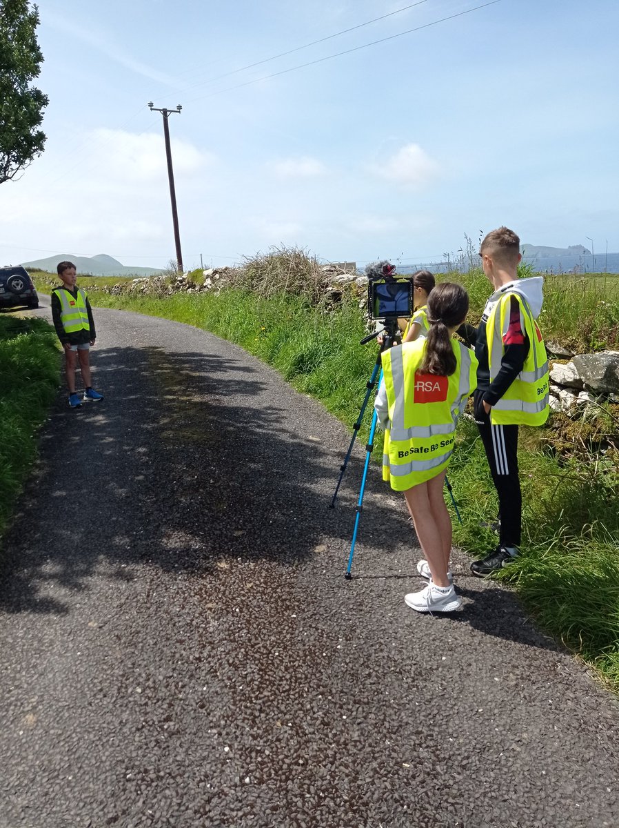 ScoilDhunChaoin's tweet image. Bhí ana lá againn i mbun taifide ag cruthú clár faisnéise ar Pharóiste Dhún Chaoin. Ár mbuíochas le @Jamie26flann agus @TechSpaceTweets as a gcuid tacaíochta.