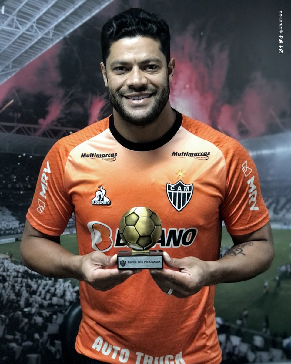 Atletico's tweet photo. 👀💬 "Porque se botar você (que tá lendo isso aqui) de 10 no #Galo, ele vai olhar dentro da tua cara e vai te convencer a você pensar que você é o Ronaldinho Gaúcho! E você vai dar um passe para ele, ele vai meter gol e vai te dar 200 merréis". 😂 https://t.co/ab6hOykAzP