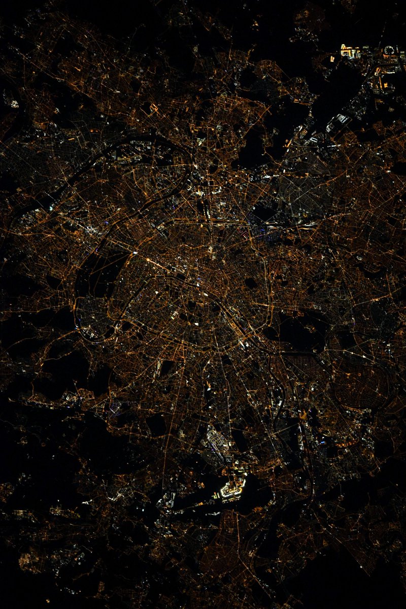 La ville lumière de nuit, depuis l’espace, alors que les gens doivent déambuler dans la rue (juste avant le couvre-feu 😉) et profiter d’une certaine liberté retrouvée. Ça donne envie ! Bon été et soyez prudents.
.
Paris, city of lights! ♥ Have a great Summer and #StaySafe