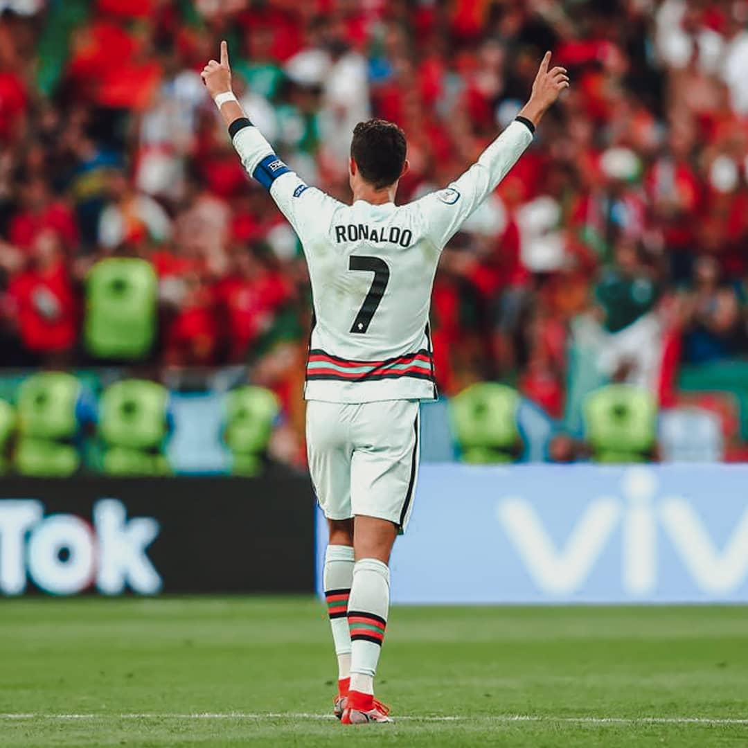 Liga Portugal (@ligaportugal) on Twitter photo Obrigado por seres de outro 🌏, <a href="/Cristiano/">Cristiano Ronaldo</a>... 💥
O português tornou-se hoje o 𝗺𝗲𝗹𝗵𝗼𝗿 𝗺𝗮𝗿𝗰𝗮𝗱𝗼𝗿 𝗱𝗮 𝗛𝗜𝗦𝗧𝗢́𝗥𝗜𝗔 𝗱𝗼𝘀 𝗘𝘂𝗿𝗼𝗽𝗲𝘂𝘀 🏆 e o 𝟭.º 𝗷𝗼𝗴𝗮𝗱𝗼𝗿 a participar 𝗲𝗺 𝗰𝗶𝗻𝗰𝗼 𝗳𝗮𝘀𝗲𝘀 𝗳𝗶𝗻𝗮𝗶𝘀 𝗱𝗮 𝗰𝗼𝗺𝗽𝗲𝘁𝗶𝗰̧𝗮̃𝗼!
#LigaPortugal Obrigado por seres de outro 🌏, <a href="/Cristiano/">Cristiano Ronaldo</a>... 💥
O português tornou-se hoje o 𝗺𝗲𝗹𝗵𝗼𝗿 𝗺𝗮𝗿𝗰𝗮𝗱𝗼𝗿 𝗱𝗮 𝗛𝗜𝗦𝗧𝗢́𝗥𝗜𝗔 𝗱𝗼𝘀 𝗘𝘂𝗿𝗼𝗽𝗲𝘂𝘀 🏆 e o 𝟭.º 𝗷𝗼𝗴𝗮𝗱𝗼𝗿 a participar 𝗲𝗺 𝗰𝗶𝗻𝗰𝗼 𝗳𝗮𝘀𝗲𝘀 𝗳𝗶𝗻𝗮𝗶𝘀 𝗱𝗮 𝗰𝗼𝗺𝗽𝗲𝘁𝗶𝗰̧𝗮̃𝗼!
#LigaPortugal