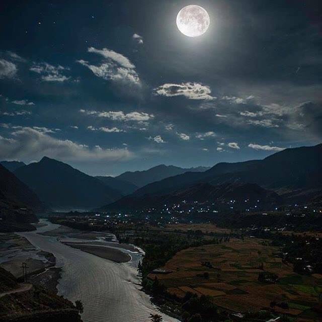 momentmemori's tweet photo. بات وہ آدھی رات کی 
رات وہ پورے چاند کی https://t.co/pVoWkvAuwL