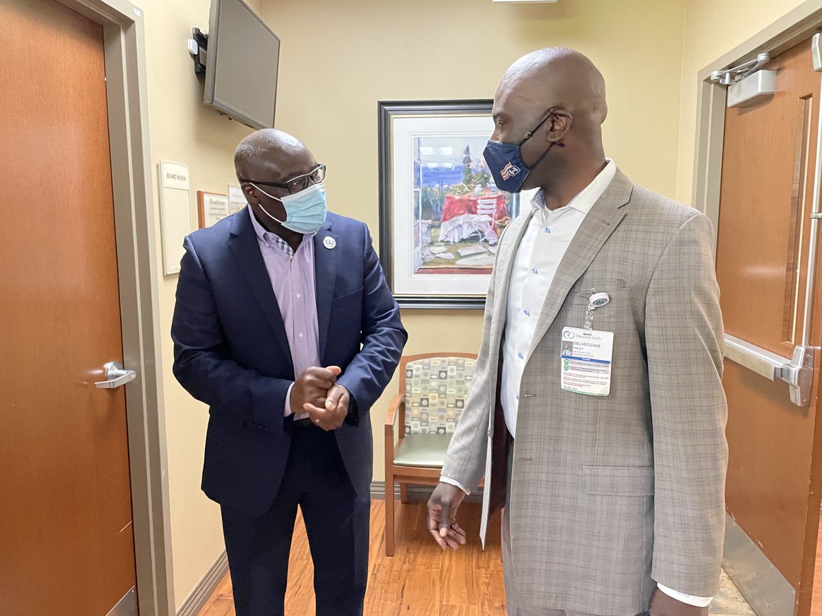AHNPeach's tweet image. As the week began, Atrium Health Navicent President and CEO Delvecchio Finley made a visit to Medical Center of Peach County to meet with the hospital&apos;s Board of Directors as well as round with our teammates! #CEOOnTheGo
