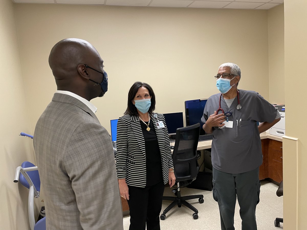 AHNPeach's tweet image. As the week began, Atrium Health Navicent President and CEO Delvecchio Finley made a visit to Medical Center of Peach County to meet with the hospital&apos;s Board of Directors as well as round with our teammates! #CEOOnTheGo