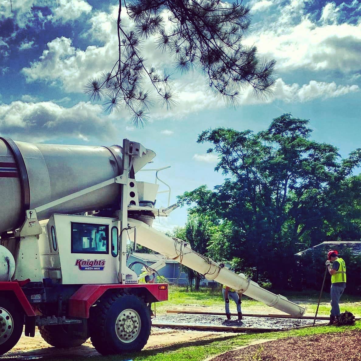 Knights_Redimix's tweet photo. Who doesn't love pouring concrete for a great cause?Check out Knight's Redi-Mix pouring the driveway pad for Mari's home for @DorchesterH4H!  🏡#ConcreteForACause #MoreToThePour #ResidentialConstruction https://t.co/GGJOgkaKGq