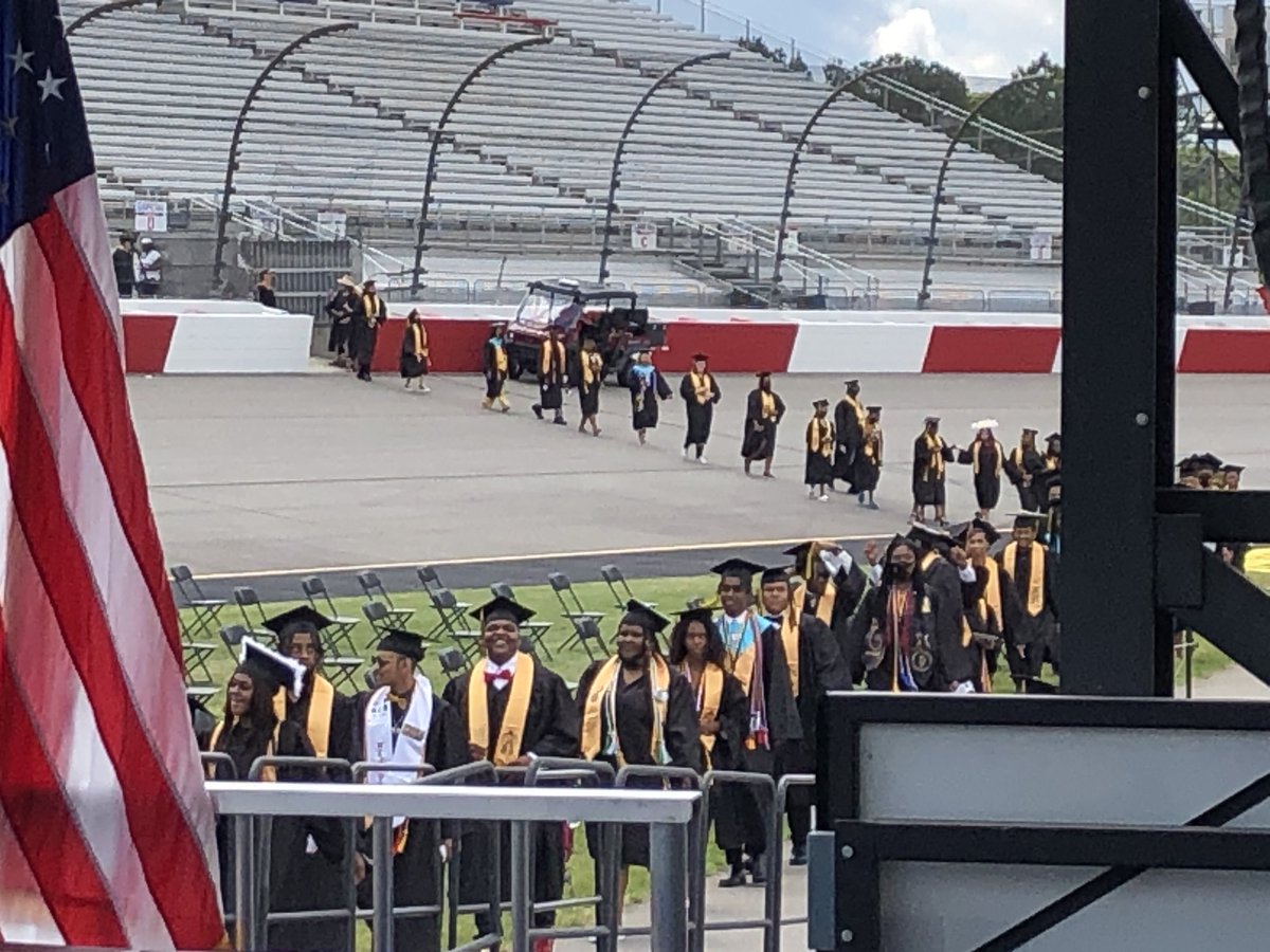 HSHSClass2021's tweet photo. Congratulations Class of 2021!  Enjoy your day 🖤💛 https://t.co/XZoDhf7eCk