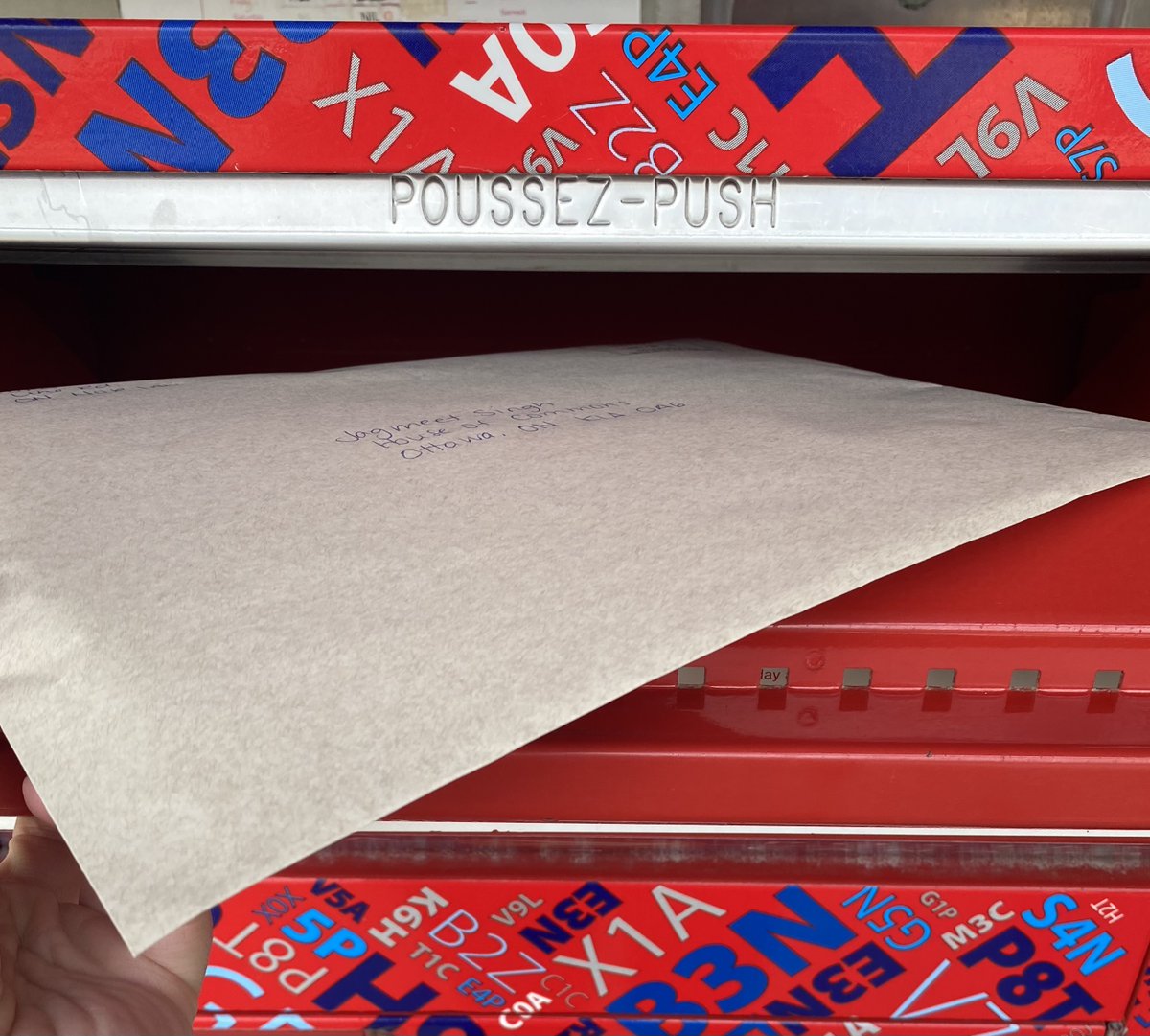 Après de nombreuses discussions, mes élèves ont agi en écrivant des lettres au gouvernement pour insister que chaque site d'ancien pensionnat fasse l'objet d'une enquête.  Une tâche d'écriture authentique et tellement importante.  <a href="/EECPavdesJeunes/">École catholique Pavillon des Jeunes</a> #chaqueenfantcompte